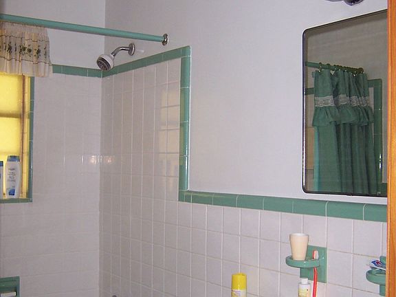 hall bath with tub/shower and linen closet