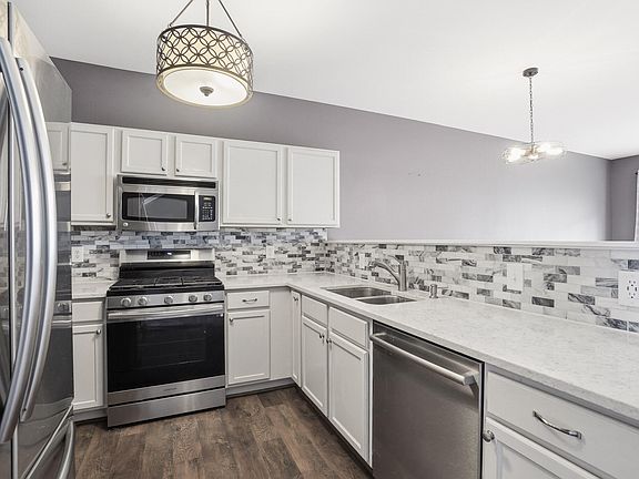 4th image of 875 Flagstone Dr