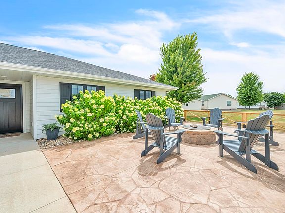 2nd image of 621 Meadowlark Ln