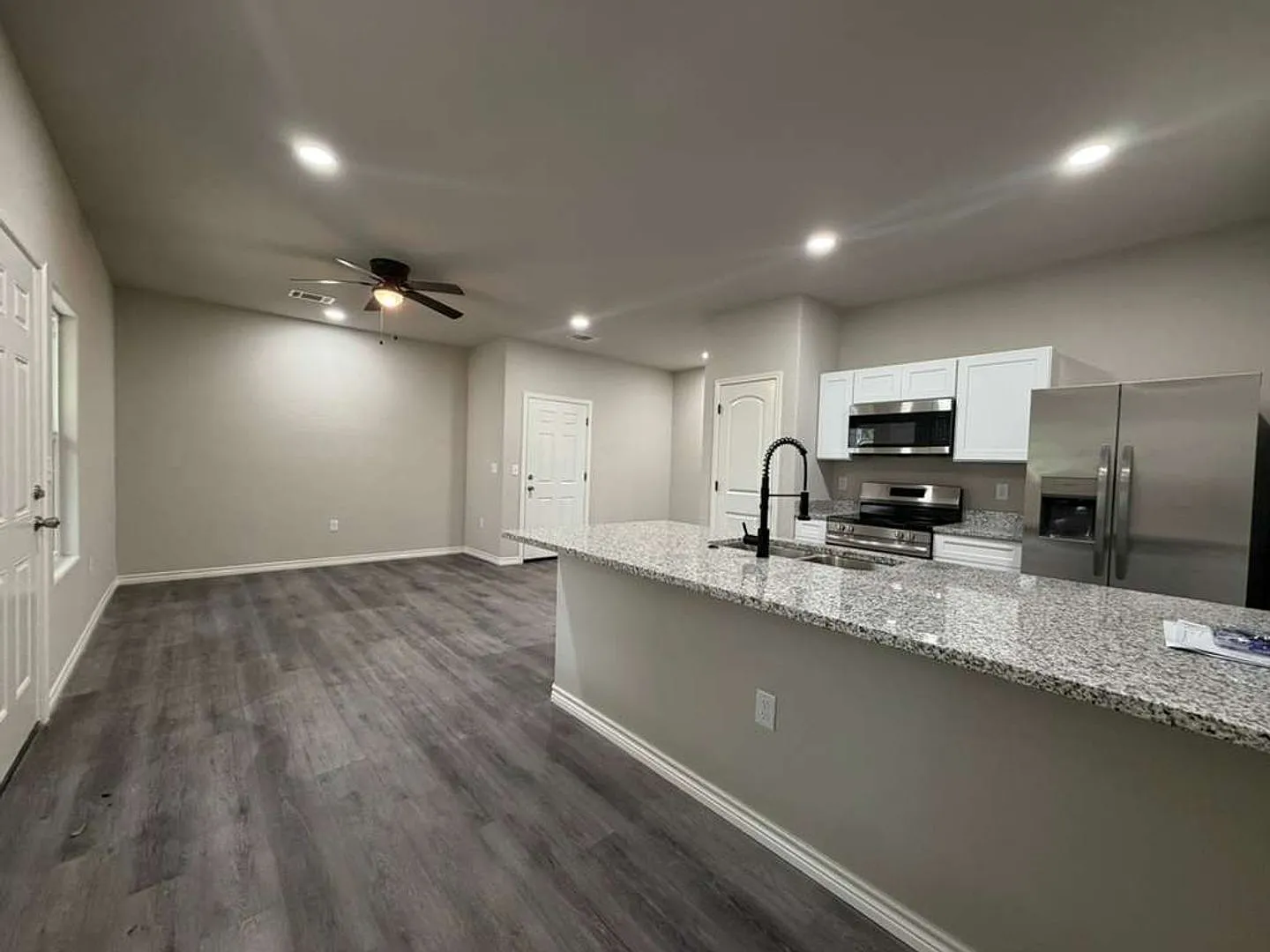Spacious 2-Story 3BR Apartment Near Shopping, Parks & Major Highways in San Antonio — Photo 2