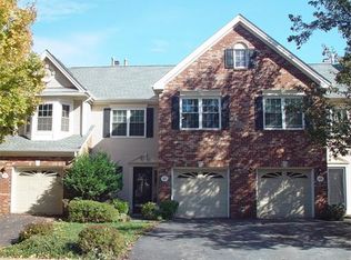 187 Sapphire Ln #562, Franklin Park, NJ