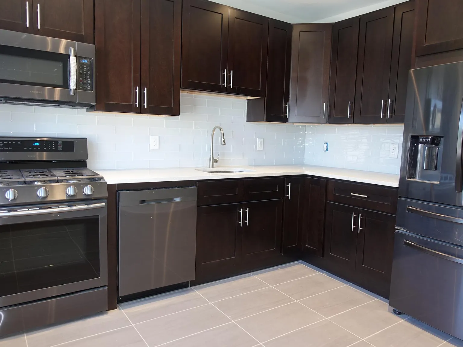 5905 Broadway — Photo 3