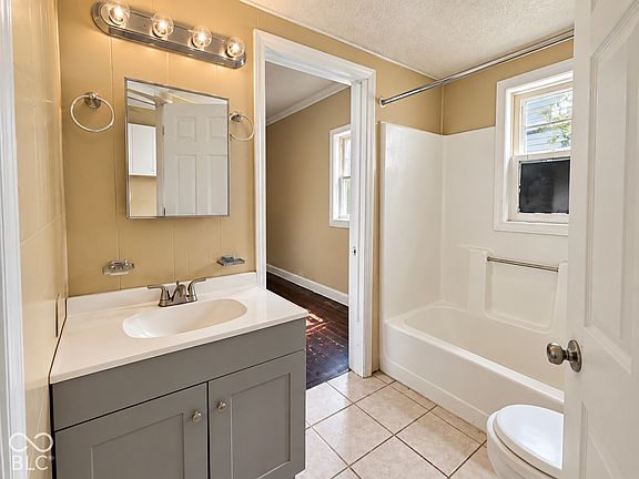 5th image of 1011 S Tremont St