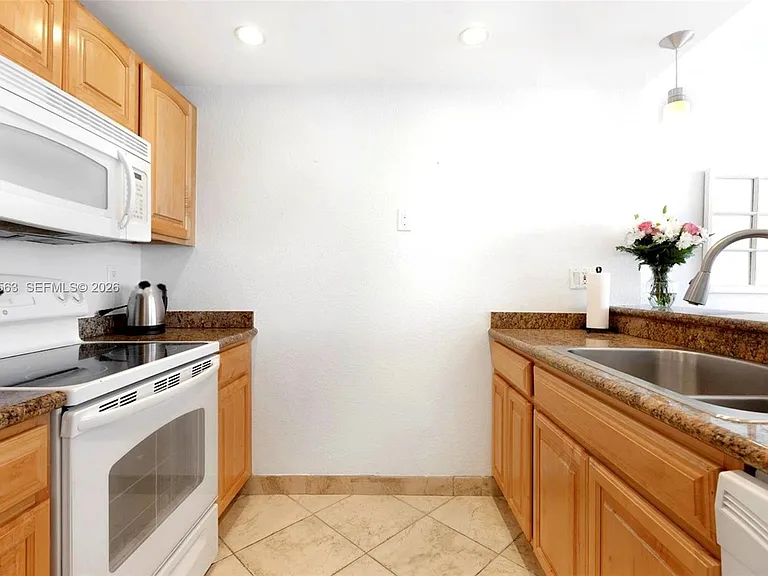 600 NE 36th St #1717 — Photo 7