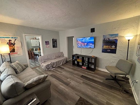 2nd image of 203 NW 25th St