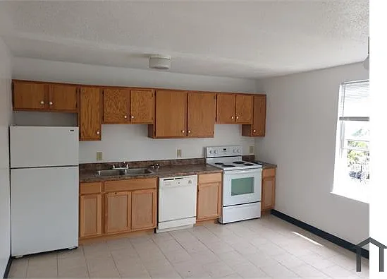 3 bed, $1,300 — Photo 3