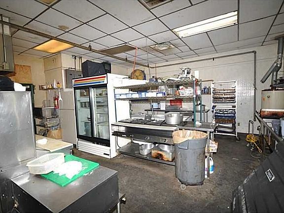 4th image of 105 E Miller Ave