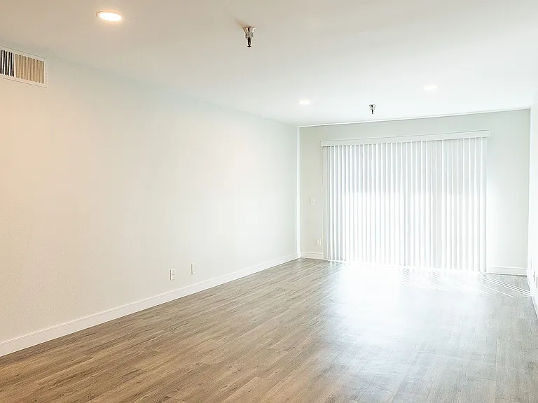 110 S Sweetzer Ave — Photo 36