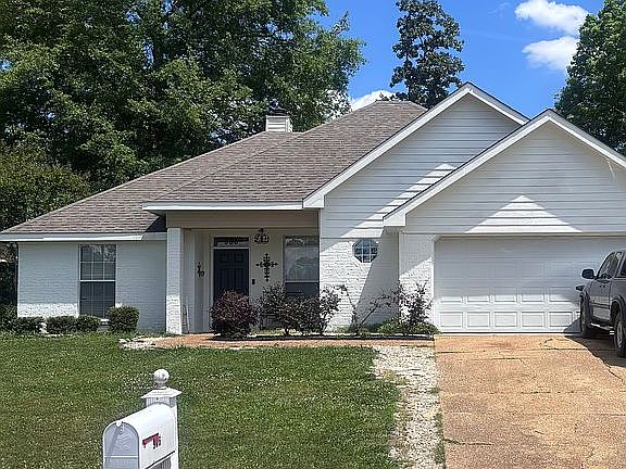 3rd image of 906 Oakwood Cv