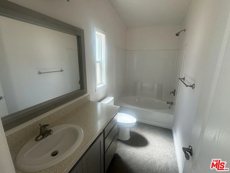 3 bed, 2.0 bath, 1128 sqft, $2,295 — Photo 3