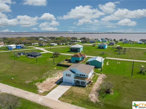 587 Stovall Dr, Palacios, TX 77465