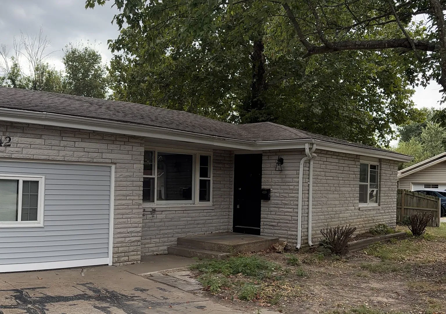 4 bedroom 2 bath house with large backyard — Photo 1