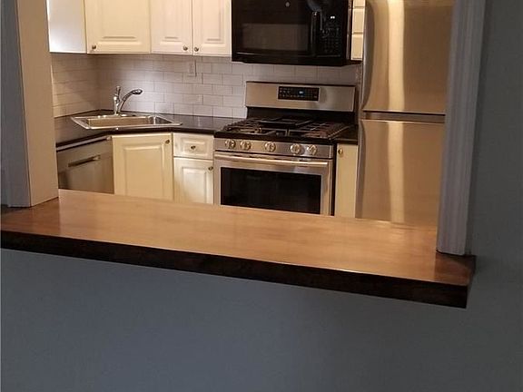 4th image of 359 E Pine St