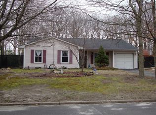 25 Chestnut St, Coram, NY 11727