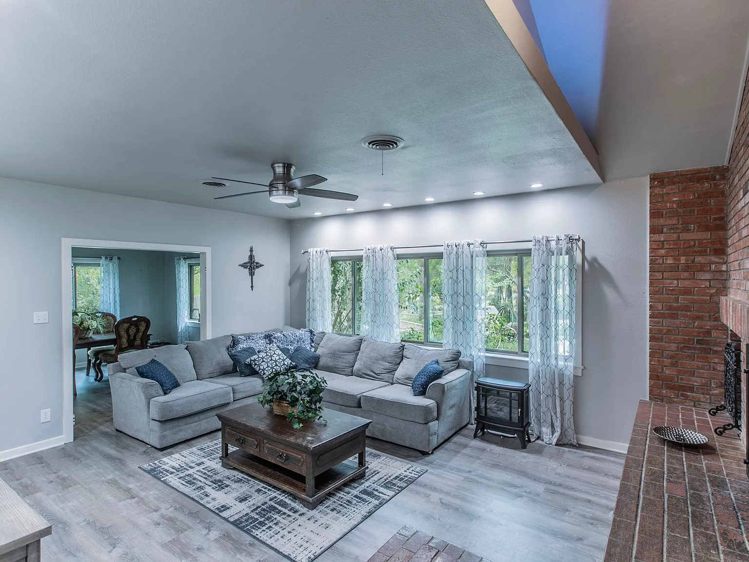 5 bed, 3812 sqft, $4,495 — Photo 2