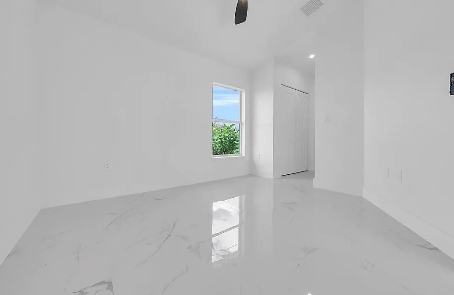 3 bed, 947 sqft, $1,950 — Photo 2