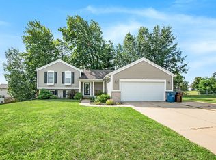320 Glen Carin Dr NE, Rockford, MI 49341