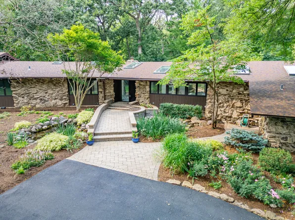 730 Plum Tree Rd, Barrington, IL 60010