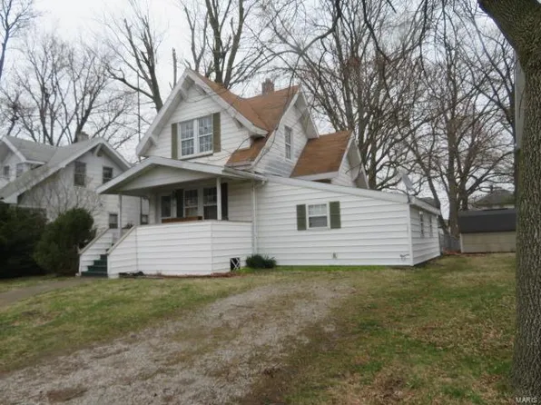 1107 Johnson St, Carlinville, IL 62626