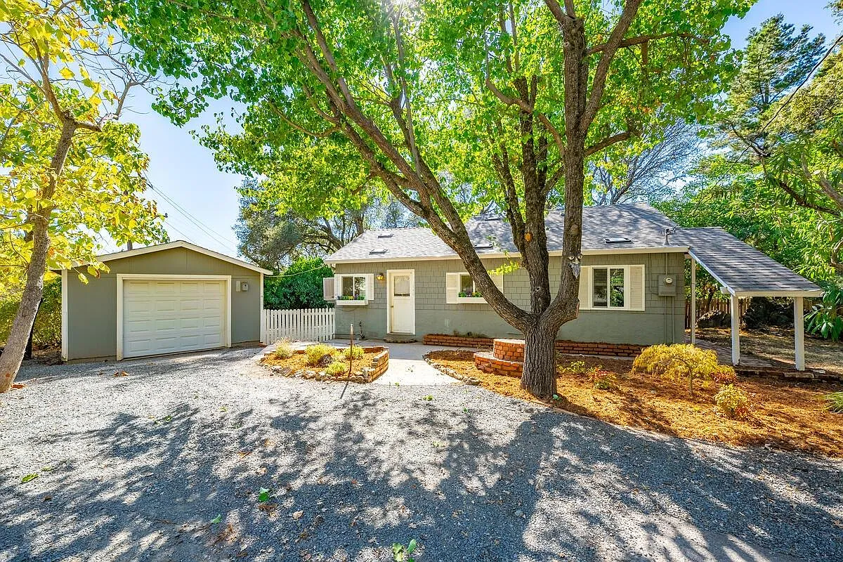 140 Oak Tree Dr photo 1