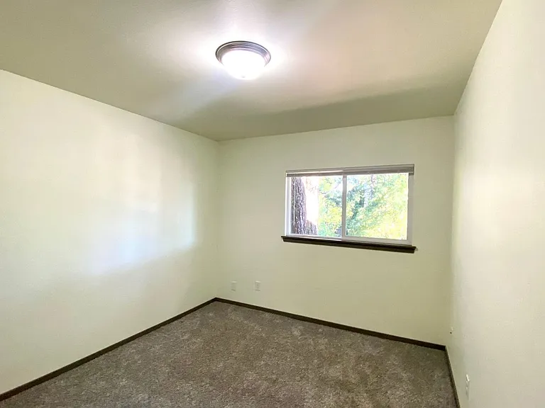 Clover Creek Apartments — Photo 4