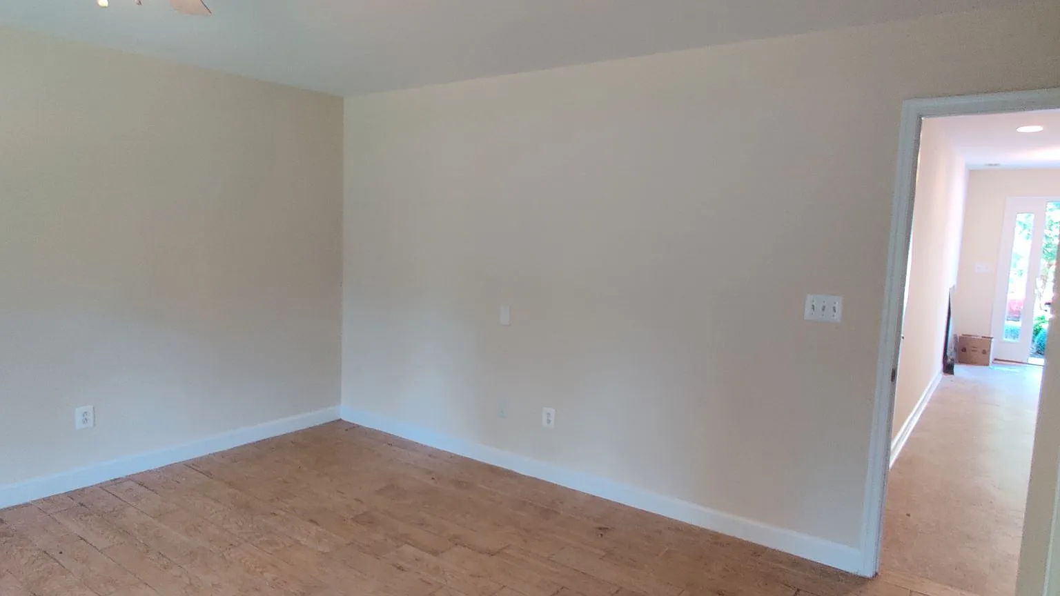 4 bedroom townhome with garage — Photo 2