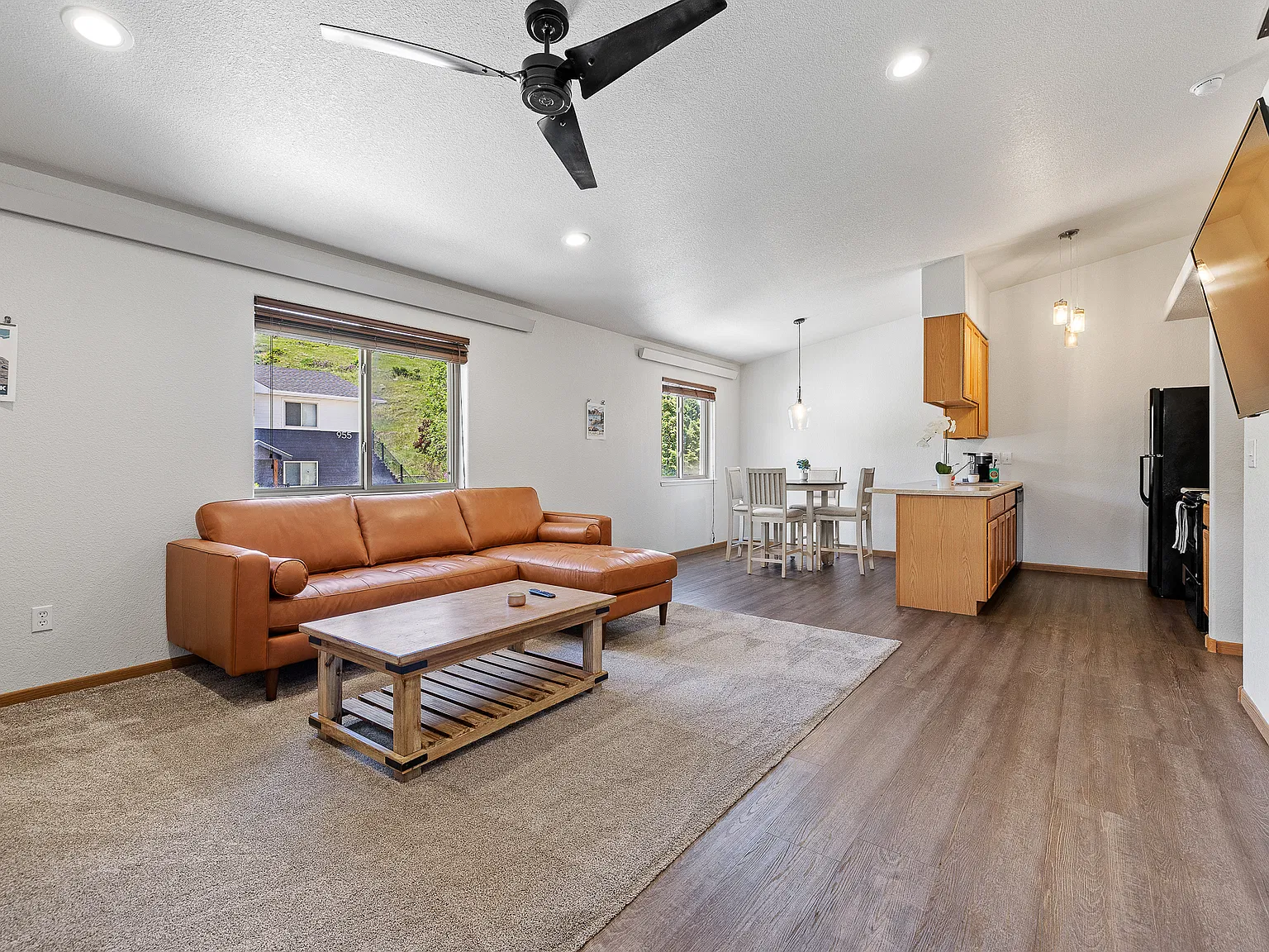 2 bed, 1000 sqft, $1,825 — Photo 2