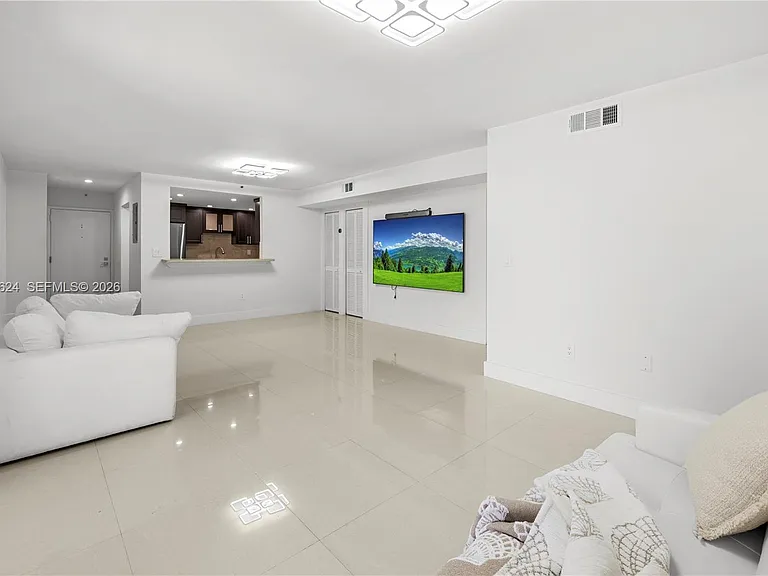 2457 Collins Ave #307 — Photo 9