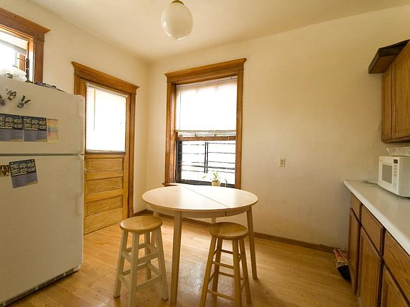 3rd image of 852 W Waveland Ave APT 2