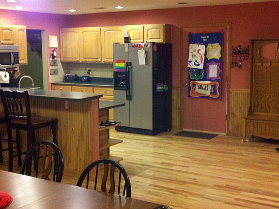 kitchen w/breakfast bar