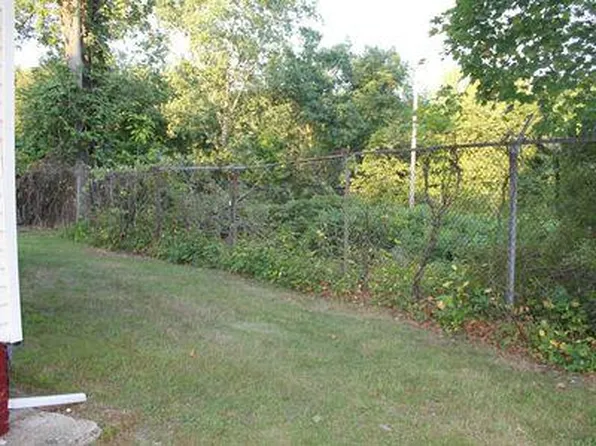 2 Vosler Dr, Moosup, CT 06354