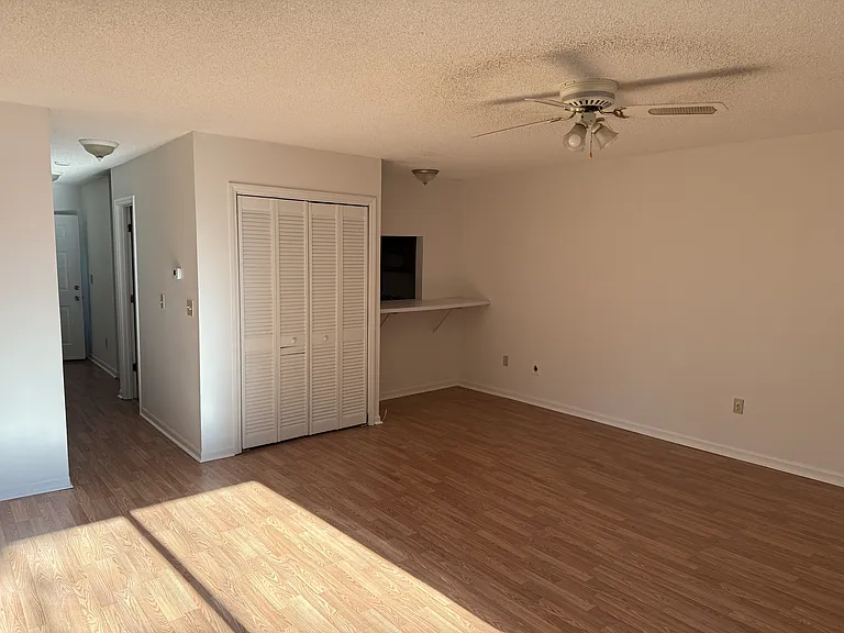 300 Lee Driveunit #B — Photo 4