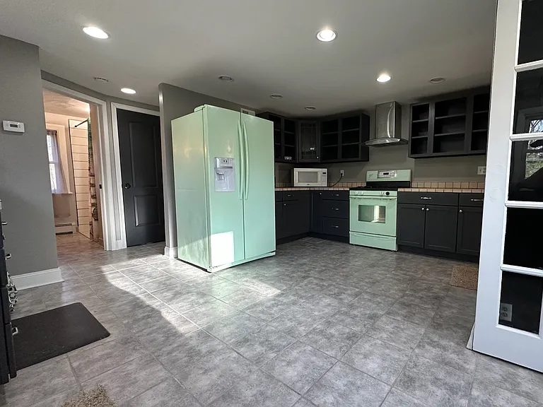 720 W Commerce Rd — Photo 2