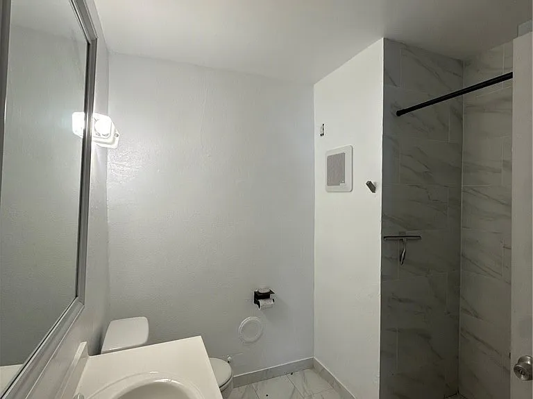 1349 N Citrus Ave — Photo 18