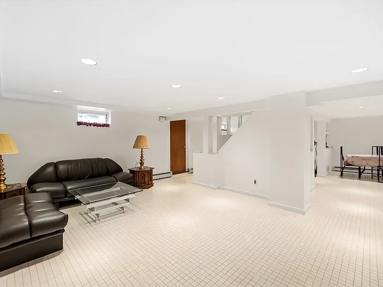 535 Summit St — Photo 25