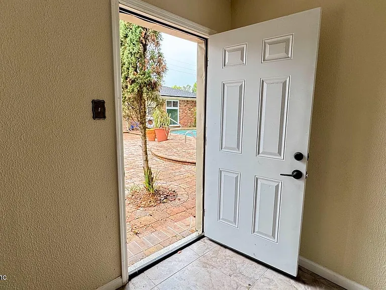 5557 Floral Ave — Photo 4