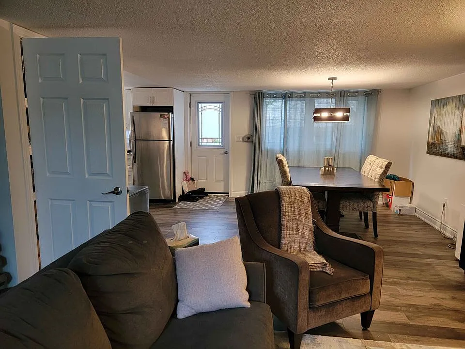 3 bed, 1.5 bath, 1350 sqft, $2,000 — Photo 4