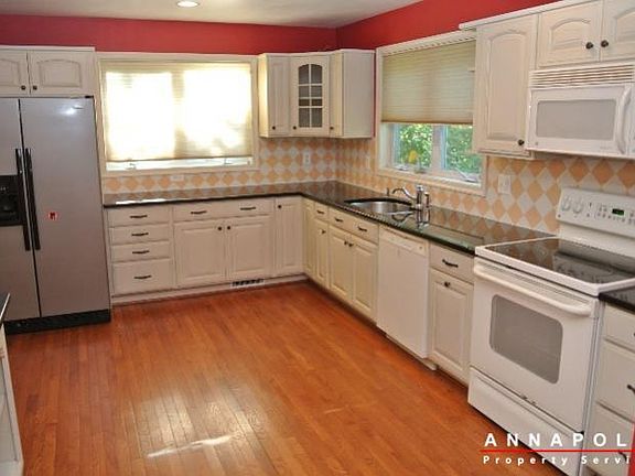 4th image of 1028 Forest Hills Ave