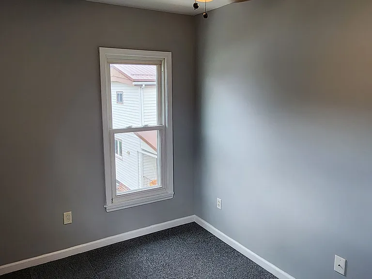 1501 W Henley St — Photo 8