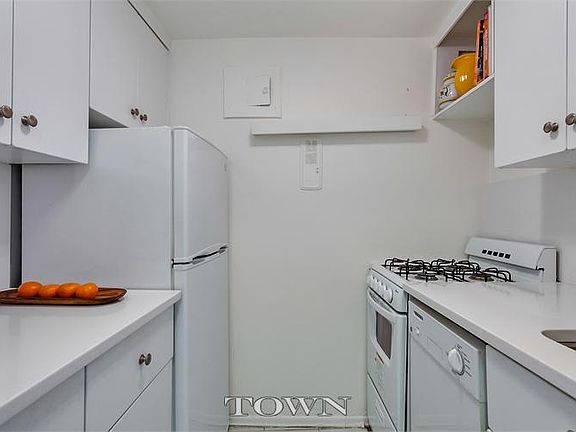 5th image of 225 E 36th St APT 20E