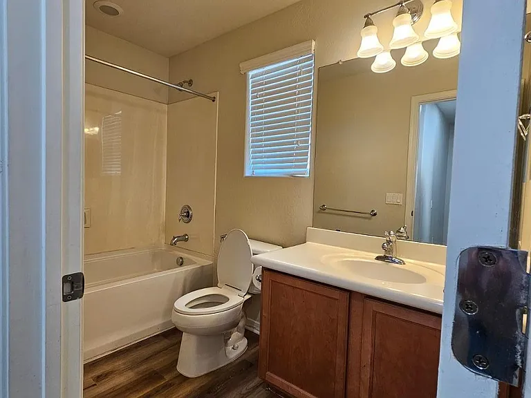 2204 W Le Marche Ave — Photo 9