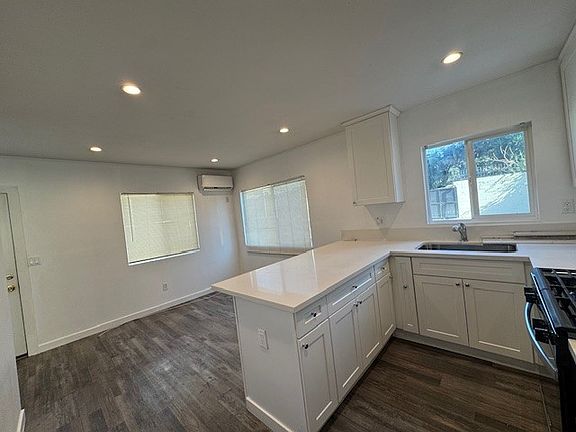 3rd image of 9708 3/4 Wilmington Ave
