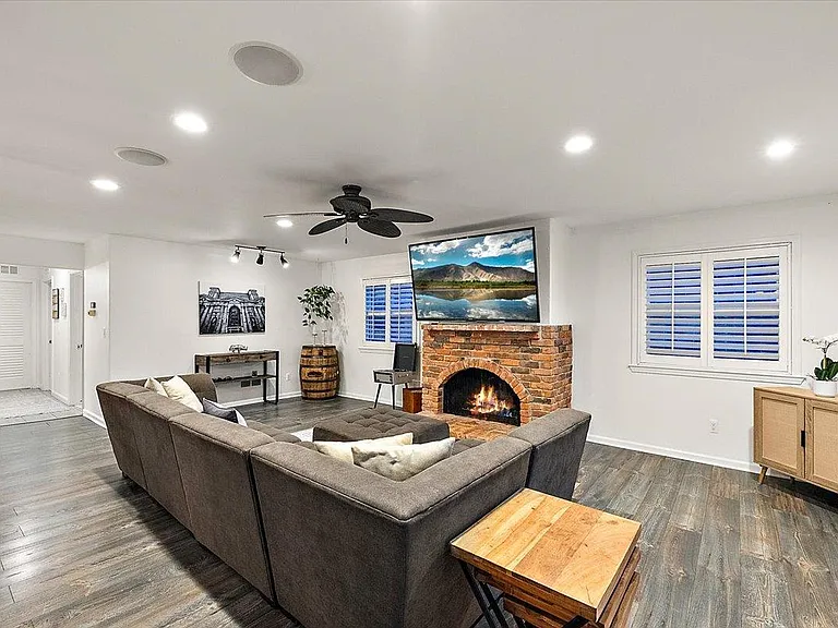 486 Charlevoix St — Photo 11