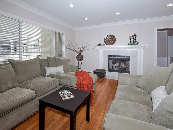 2nd image of 10219 Hayvenhurst Ave