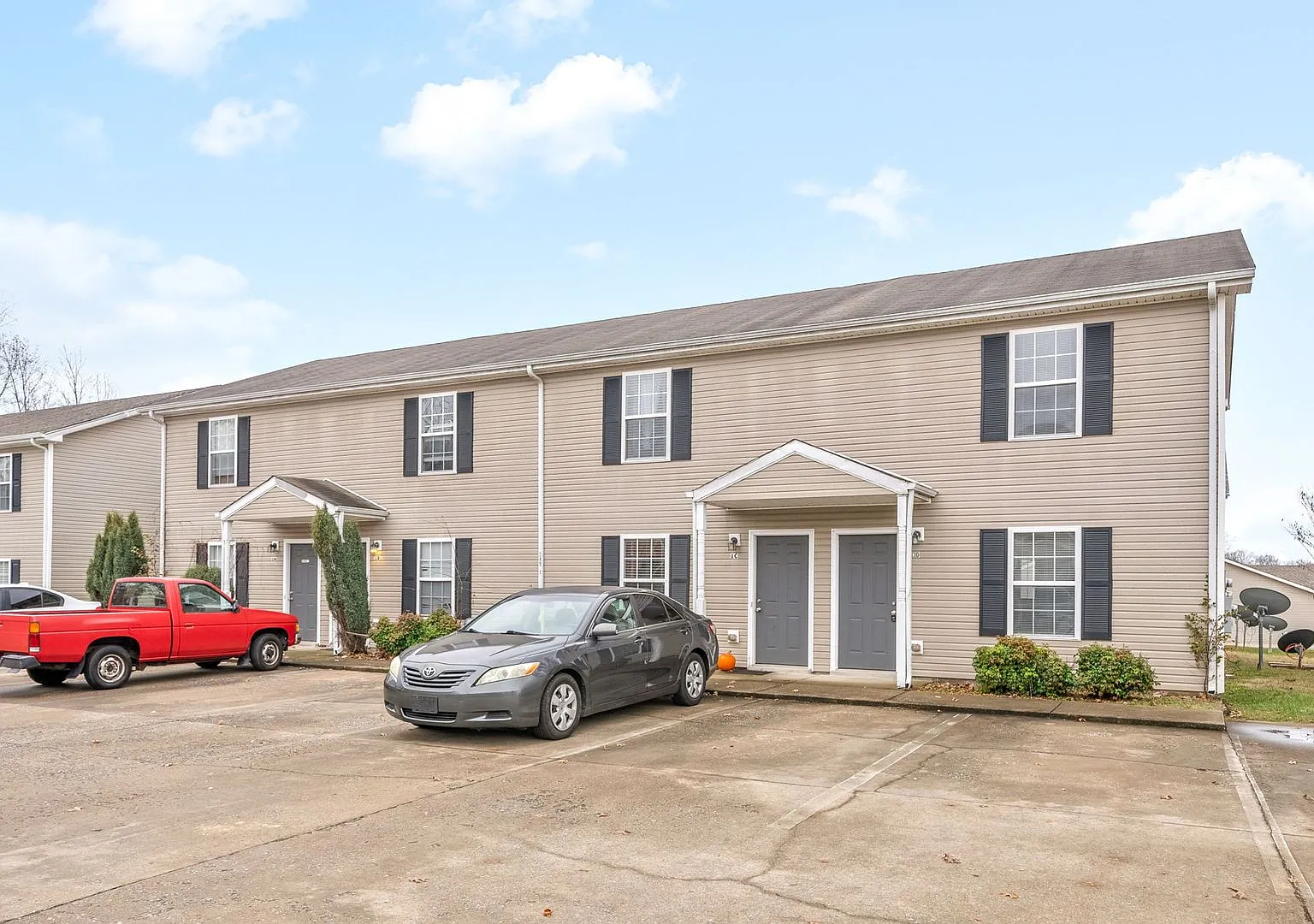 Executive Avenue-249 (x4) — Photo 1