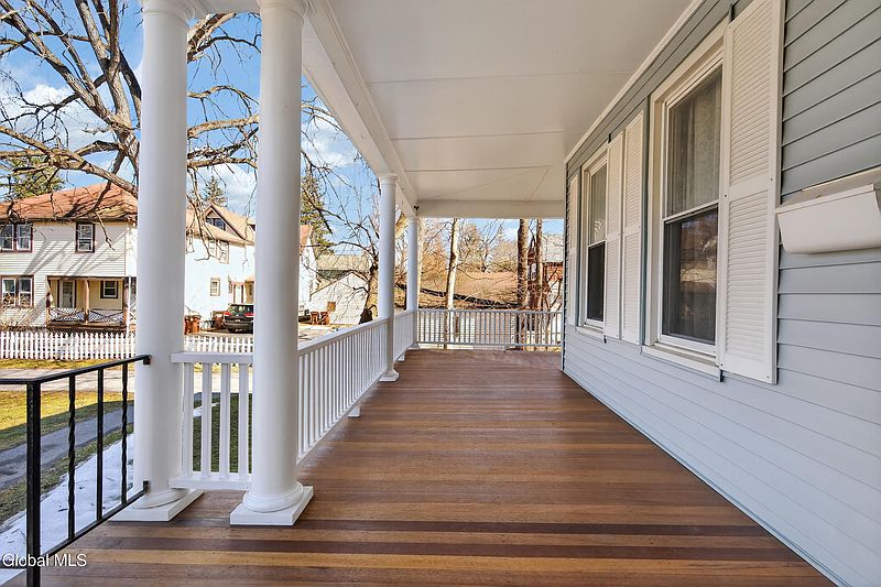 3rd image of 484 Kenwood Avenue
