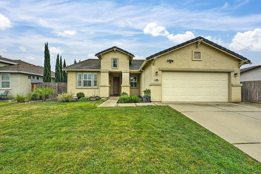 388 Ashwood Way photo 1