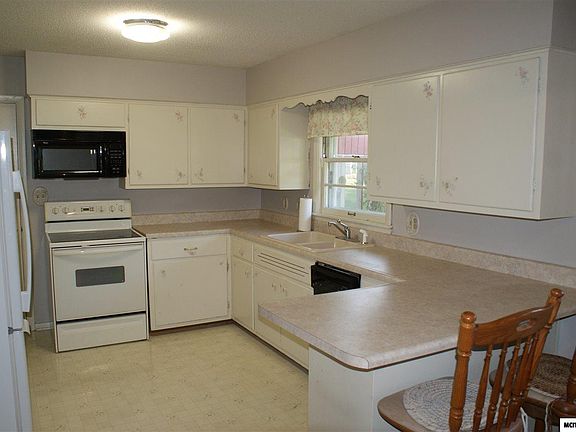3rd image of 828 6th Pl SE
