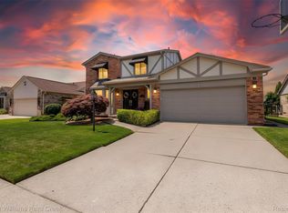 44333 Pentwater Dr, Clinton Township, MI 48038