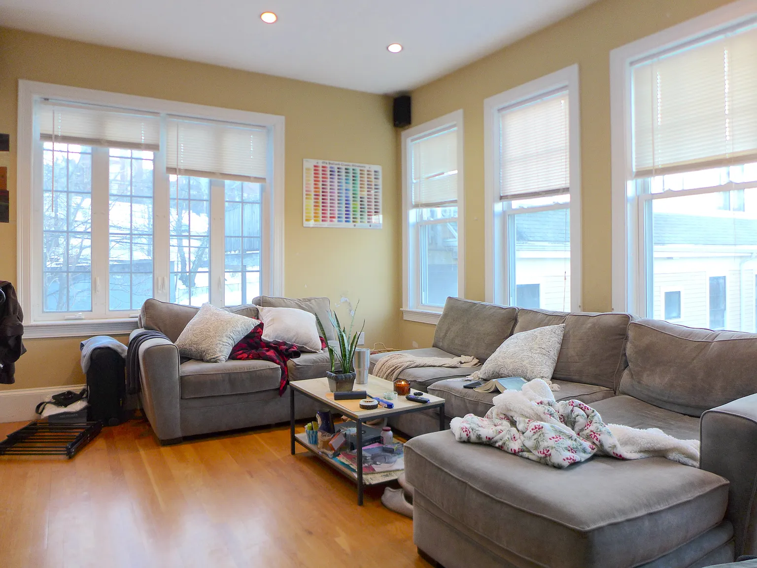 5 bed, 9999 sqft, $1,075 — Photo 2